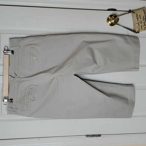 Lee just below the waist Capris - Picture 5 of 9